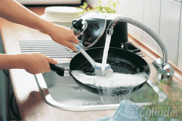 Чем лучше вымыть антипригарную сковороду с крышкой из жаропрочного стекла?